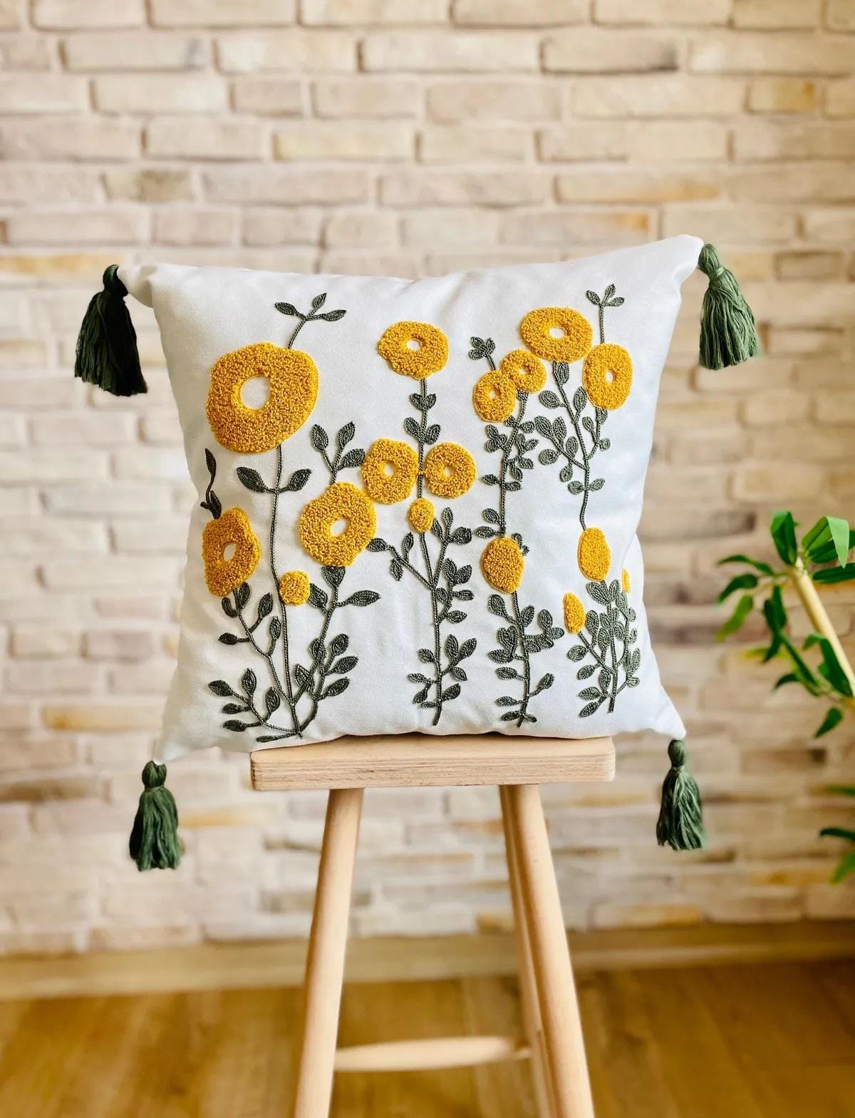 [OPEN Yy] FLOWER PILLOW HANDLE MINI (CHARCOAL) / 税込み 24
