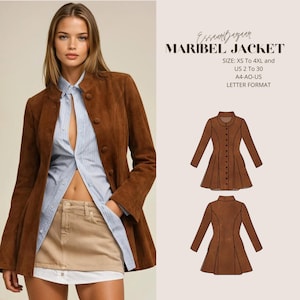 Puede incluir: Una taza de cerámica blanca con un asa negra y el texto "But First, Coffee" en negrita negra. La taza se encuentra sobre un fondo borroso, sugiriendo un ambiente acogedor.