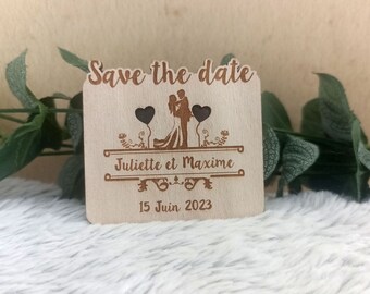 Magnet Save the Date personnalisé en Bois Gravé - Faire-part Mariage et Occasions Spéciales - Modèle Mariés romantique, Coeurs