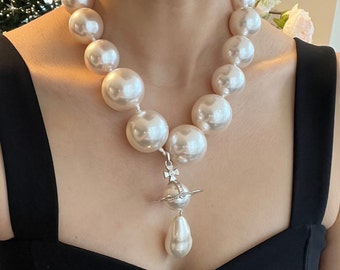 Collier pendentif nana et perles géantes Vivienne Westwood