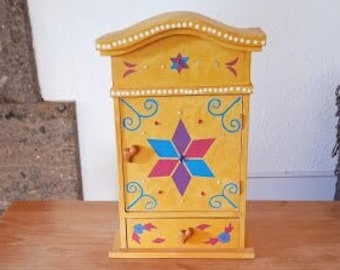 Jolie petite armoire en bois, réalisée et peinte a la main, vintage 1990, France, décoration, cadeau, maison déco