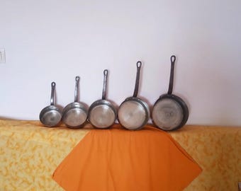 Country-Set mit 5 verzinnten Kupfertöpfen, handgefertigt, Vintage 1930er Jahre, Dekoration, Sammlung, Geschenk, Geschirr