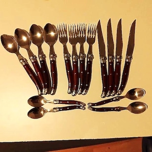 Service 4 fourchettes, 4 grandes cuillères, 4 petites cuillères, 4 couteaux LAGUIOLE, acier inoxydable France, art de la table vintage 1980