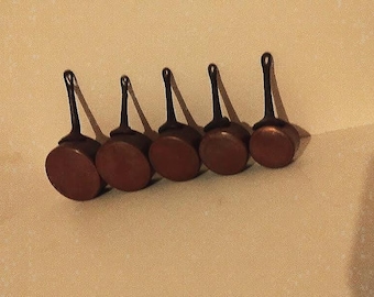 Set aus 5 kleinen, handgefertigten Kupfer-Spieltöpfen im Landhausstil, Vintage 1950er Jahre, Frankreich, dekorativ, Sammlerstück, Geschenk