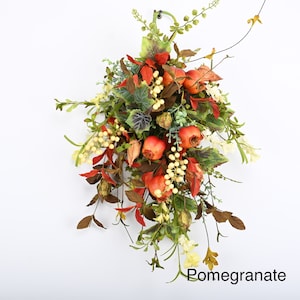 Décoration de porte suspendue d'automne avec décoration de porte suspendue automnale d'eucalyptus avec des fruits et du feuillage, des fleurs de mariage