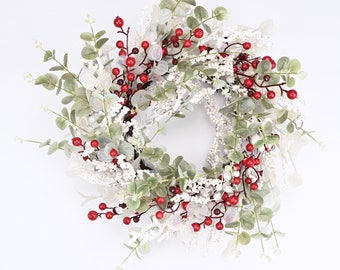 Couronne de porte d'entrée Couronne de fruits rouges d'hiver de ferme Couronne de baies d'hiver Branches de bouleau artificielles Couronne Couronne d'eucalyptus cadeau Couronne de 24 po.