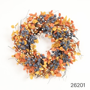 Pode incluir: Uma guirlanda circular com uma mistura de folhas laranja e amarelas, bagas azul-escuras e pequenas bagas brancas em galhos finos e castanhos. A guirlanda tem uma aparência texturizada e em camadas. O número 26201 é visível.