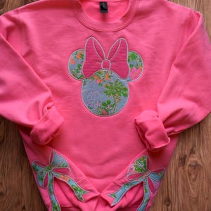 Personalisiertes Sweatshirt mit adrettem Bogenausschnitt | Mit Monogramm rosa Maus Rundhalspullover für Frauen