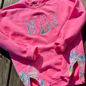 Personalisiertes Sweatshirt mit adrettem Bogenausschnitt | Mit Monogramm Pinker Rundhalspullover für Frauen