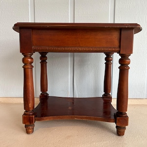 RIVERSIDE FURNITURE Mahogany End Table-Two Tier Side Table-Vintage Colonial Lamp Stand-Accent Nightstand-Personalized Valentine&#39;s Day Gift