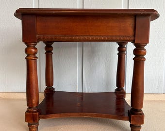 ヴィンテージ　サイドテーブル　UNIVERSAL　FURNITURE　LTD Vintage Universal Furniture Side Table Top Drawer Bottom Shelf Two