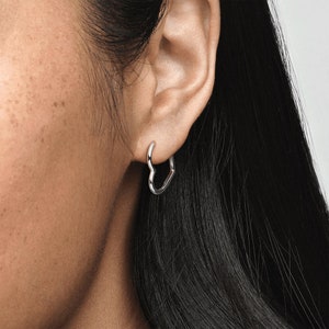 Pandora Asymmetrical Heart Hoop Earrings Fast Dispatch Solid Silver Hoop Earrings: Top Picks for Meaningful Women's Gifts in the UK Bild 2