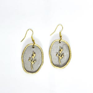 Boucles d&#39;oreilles en pâte polymère Dainty Leaf : Bijoux artisanaux lune mystique