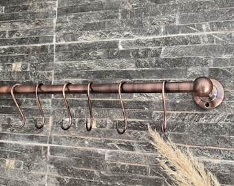 Estante para ollas de latón sin lacar hecho a mano con ganchos – Riel de cocina vintage de pared – Organizador rústico de latón para ollas – Almacenamiento personalizable