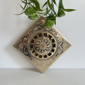 Desagüe de suelo Grabado - Desagüe de ducha cuadrado grabado Desagüe de suelo cuadrado de oro antiguo - Desagüe de suelo - Desagüe de suelo dorado - Desagüe marroquí .