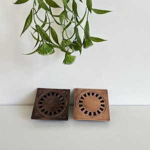 Desagüe de piso de cobre - Desagüe de ducha cuadrado grabado - Grabado - Martillado - Desagüe de ducha cuadrado martillado hecho de latón macizo.