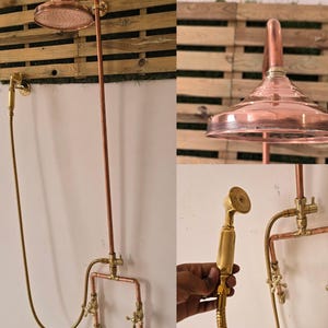 Puede incluir: Un accesorio de ducha de cobre con un cabezal de ducha grande y redondo y un cabezal de ducha de mano. El accesorio tiene tuberías de cobre y accesorios de latón. El cabezal de ducha está montado en un palé de madera.