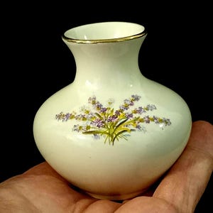 7.5 cm Sadler Miniature Flower Vase with Palissy Sweet Lavender Bud. England. Rare. Collectible.