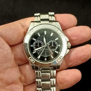 Montre chronographe à quartz avec bracelet en métal et pile neuve. millésime.