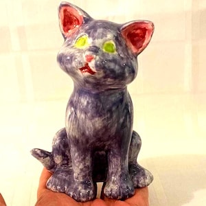 Gatto viola in ceramica da 15 cm con occhi verdi, statuetta di gatto in stile Art Nouveau di metà secolo. Vintage.