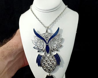 Collana vintage anni '70 con ciondolo a forma di gufo snodato in smalto blu, grande 12 cm (4,7 pollici).