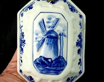 Blauwe Delftse Hollandse molen aan de muur, vintage blauwe Delfts jello mal, boerderijdecor, cottagedecor, blauw en wit decor.