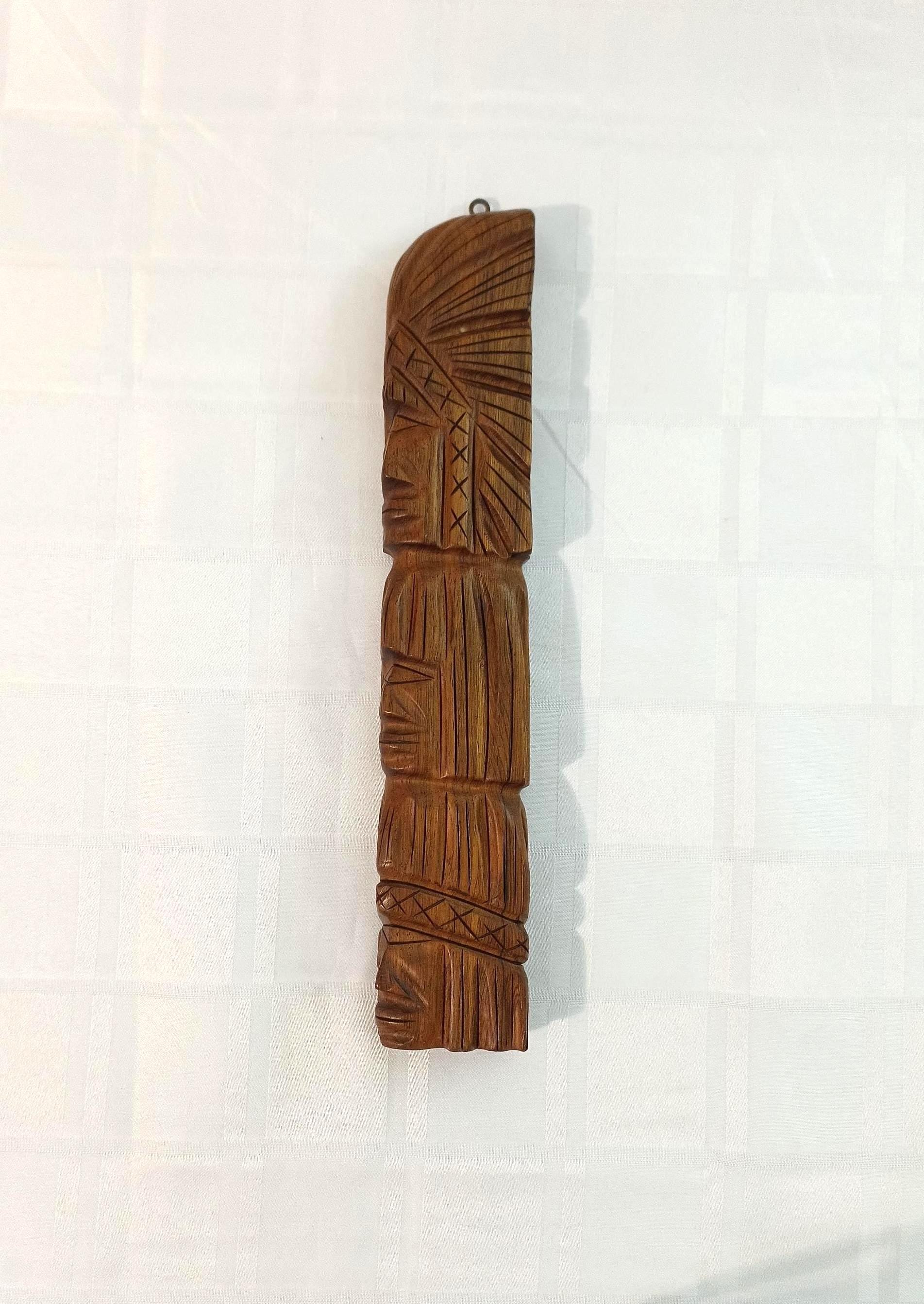 ブラジル産ハカランダ材を使用した、高さ33cmの無垢材トーテム彫刻