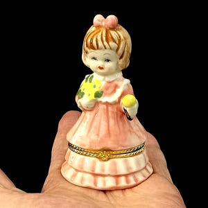 11 cm prydnadsask i porslin, liten flicka i rosa klänning med glass. Vintage. Sällsynt. Samlarobjekt.