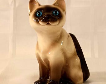 15.5 cm Enesco Siamese Cat Figurine Kitsch Blue Glass Eyes Art Ceramics Studio.