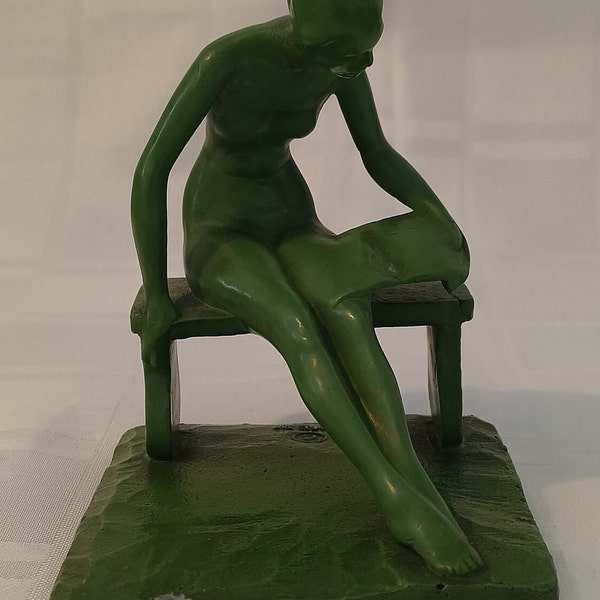 Sculpture Art déco en métal coulé des années 1960 de Robert Garrett Tew « Femme lisant sur un banc » très rare