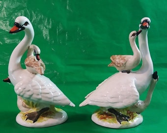 13 cm CHELSEA HOUSE Pair of Playing Swans-Parents with Children. Made in Italy