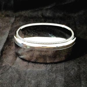 Grande boîte ovale vintage de 16 cm avec charnières. Boîte à bijoux