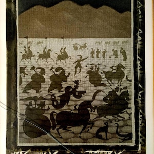 Puede incluir: Una impresión artística que presenta siluetas oscuras de figuras a caballo, animales y otros personajes. La obra de arte tiene una apariencia texturizada y está enmarcada con un borde decorativo. La impresión incluye texto escrito a mano en la parte inferior.