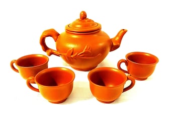 Conjunto de chá vintage chinês estilo Yixing em argila vermelha, bule com infusor e 4 xícaras, terracota Zisha não vidrada, chá Gongfu, detalhe em tom pêssego na tampa.
