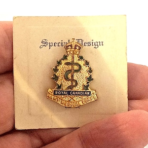 Insigne d'amoureux du Corps de santé royal canadien du RCAMC de 2,5 cm sur la carte originale. Rares. Objet de collection.