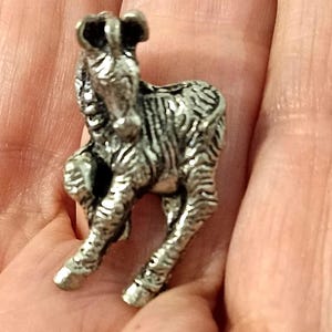2,8 cm zilveren zebra, miniatuur zilveren zebra, zebraornament. Zeldzaam. Verzamelobject.