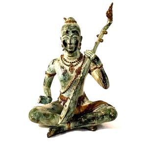 20 cm Antike Figur, thailändischer Musiker Prinz Phra Apai Mani, grün patiniertes Metall, teilweise vergoldet. Buddhismus und Hinduismus. Sehr Selten.