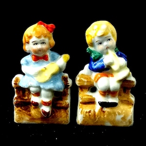 7 cm Pair of Porcelain Figurines Made in Japan, Hand Painted, Boy and Girl with Musical Instruments. Vintage.