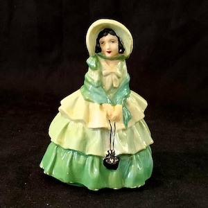 12.5 cm 1950&#39;s Southern Belle in Green Dress Civil War Figurine. Signed. Rare. Collectible.