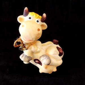 14 cm Ceramic Figurine of a Cheerful Cow. Rare. Collectible.