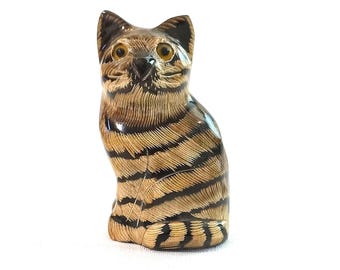 Escultura de gato de cuerno de búfalo tallada a mano de 6 cm con ojos amarillos / Figura de gatito atigrado negro y marrón.