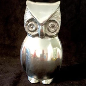 19 cm Elegance Pewter Owl Coin Box, Polished Silver Metal. Rare. Collectible.