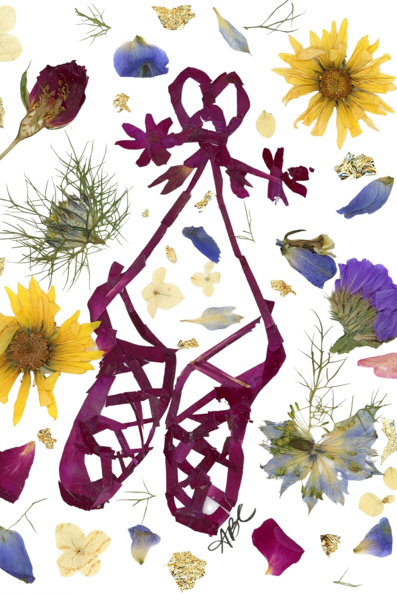 Puede incluir: Un par de zapatillas de ballet moradas hechas de flores y hojas prensadas. Las zapatillas est&aacute;n rodeadas de una variedad de flores y hojas, incluyendo girasoles, flores azules y hojas verdes. Las zapatillas est&aacute;n decoradas con un lazo hecho de flores moradas.