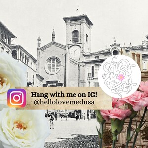 Puede incluir: Una foto en blanco y negro de un edificio con una torre del reloj. La foto est&aacute; rodeada de flores blancas y rosas. El texto "Hang with me on IG! @hellolovemedusa" est&aacute; en una pancarta marr&oacute;n frente al edificio. Un dibujo de l&iacute;nea en blanco y negro de una mujer con serpientes como cabello est&aacute; en la esquina superior derecha de la imagen.