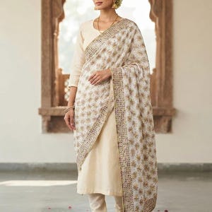 Vit Phulkari Dupatta | Handbroderad blommig Punjabi Bröllopsstol