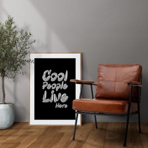 Stampa "Le persone fantastiche vivono qui", poster minimalista con cuore, decorazione per la casa estetica, arte murale moderna e femminile, citazione alla moda, stampa digitale