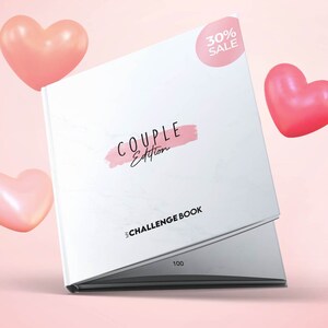 Könnte beinhalten: Ein weißes "Couple Edition" Challenge-Buch mit rosa Akzenten und einem 30% Rabatt-Aufkleber. Das Cover zeigt den Text "COUPLE Edition" in einer Schriftart über "THE CHALLENGE BOOK". Rosa herzförmige Ballons schweben im Hintergrund.