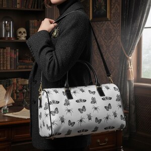 Borsa da viaggio con motivo monocromatico di insetti / Falene, ragni, coleotteri