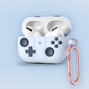 Puede incluir: Funda blanca para AirPods Pro con diseño de mando de videojuegos, con cruceta, botones e indicador de encendido verde. Incluye un mosquetón dorado rosa para una fácil fijación. La funda contiene AirPods blancos.