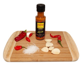 Knobi von Chilma, 100ml., als Tischwürze, zum Kochen oder Marinieren. Chilisauce Schärfe 5 von 7. Scharf. Chilisauce mit viel Knoblauch.